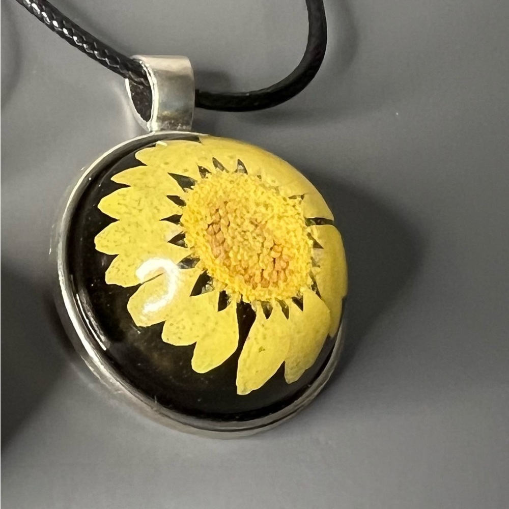 Handmade yellow daisy necklace